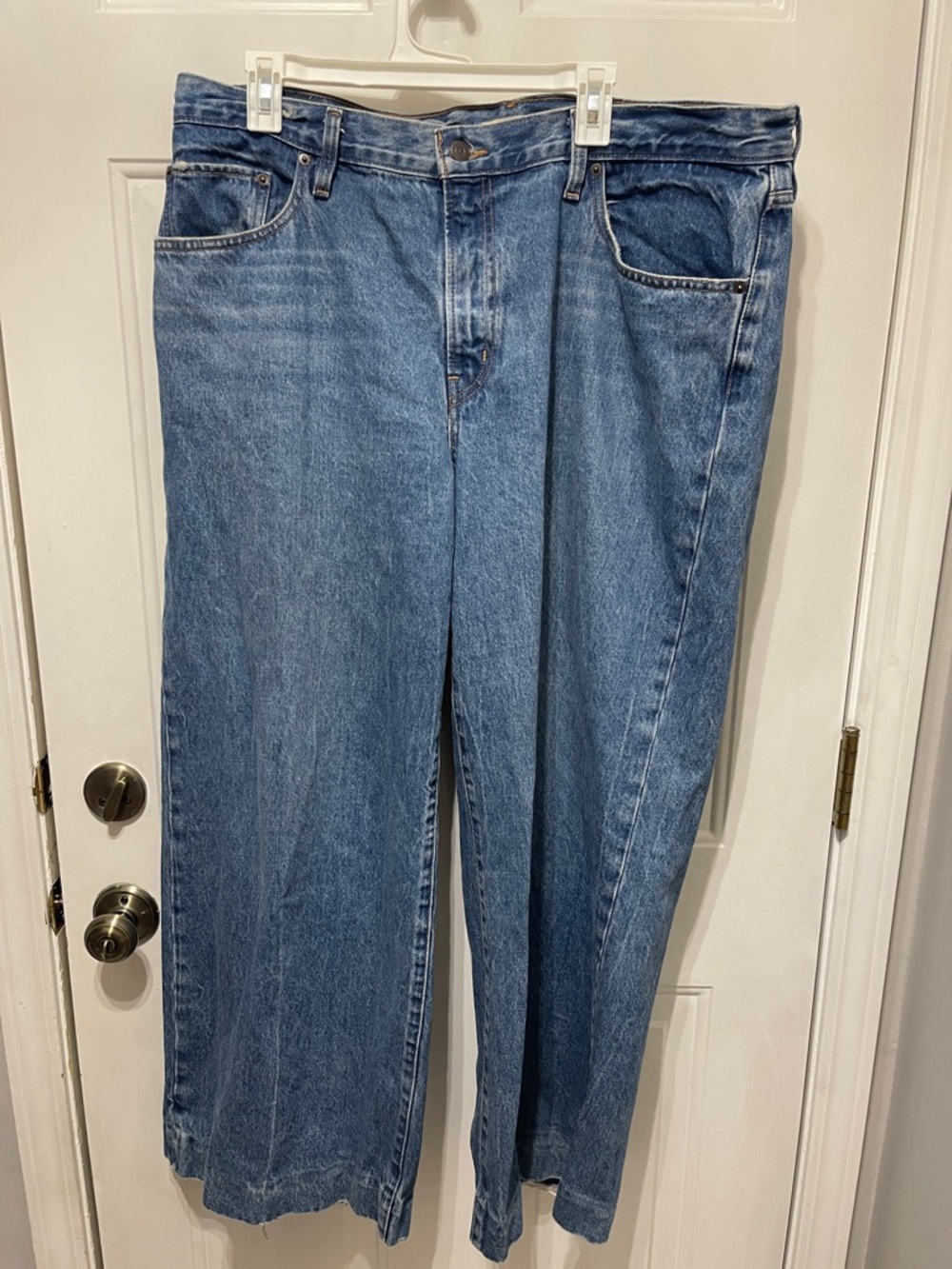 $100 Levi’s Premium Straight Wide Leg Blue Jeans Medium Wash Size 34